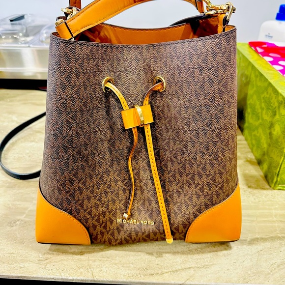 Michael Kors crossbody purse - Picture 1 of 4
